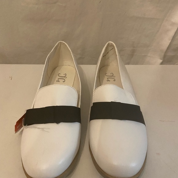 Journee Collection white shoes with black ribbon front size 10 NWT - Picture 2 of 7